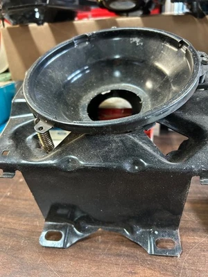 Круглое крепление для фары 1978 1979 NOS Ford BRONCO F150/350 LH КОВШ В СБОРЕ - Изображение 1 из 4