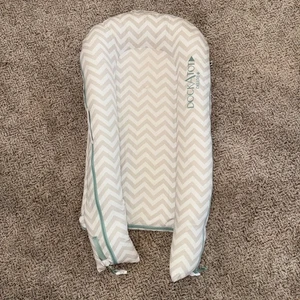 Dock A Tot Deluxe Plus ~ Modell SILBERFUTTER ~ gepolsterte Babyliege 0-8 Monate - Bild 1 von 1