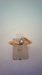 Hallmarked 18 ct Gold & Solitaire Diamond Twist Ring Size Q 1/2. (D) - Picture 1 of 5