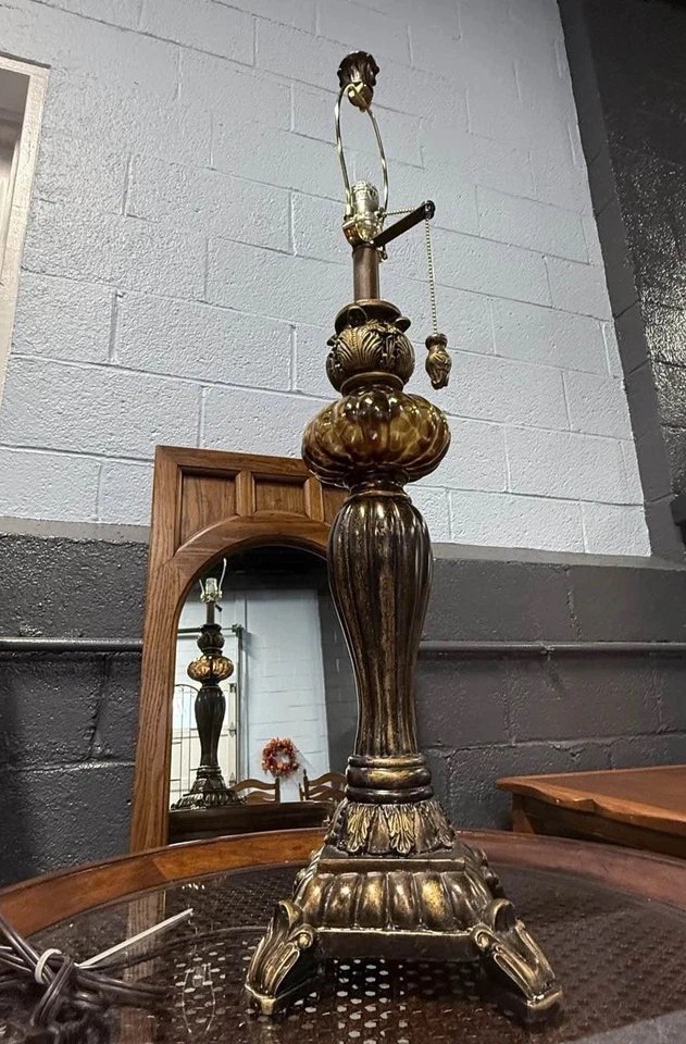 Lámpara de mesa globo ámbar adornado dorado bronce estilo victoriano sin pantalla Foto 1 de 4