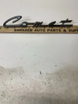 Fabricante de equipo original Ford 1964 Mercury Comet cubierta maletero tapa emblema adorno escritura ciclón Foto 1 de 4