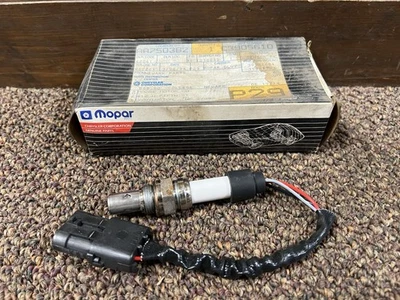 Sensor de oxígeno nuevo genuino Mopar C3905610 Jeep Foto 1 de 4