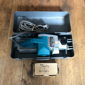 Cepilladora eléctrica Makita modelo 1100 con caja metálica y accesorios + juego extra de cuchillas - Imagen 1 de 11