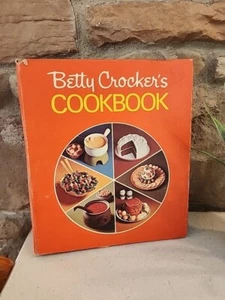 1974 Betty Crocker's Cookbook 22nd Printing Red Pie Cover 5 Ring Binder Vintage - Picture 1 of 7