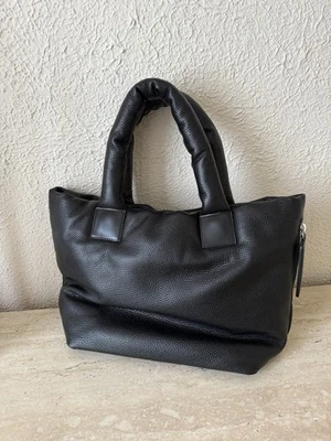 Bolso de Mano Kara de Cuero Abullonado Negro Foto 1 de 2