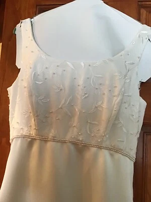 vestido de novia talla 6. con tren completo con cuentas superior y dobladillo alrededor tren desmontable  Foto 1 de 4