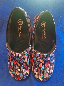 EASY STREET BLACK FEATHERS NURSING WORK SHOES Patent Leather Clogs Sz 10w SLIP - Picture 1 of 9