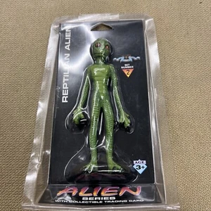 Shadowbox 1996 Alien Series REPTILIAN ALIEN with Trading Card - SET 2 - Sealed - Picture 1 of 2