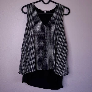 Blusa LOFT en Capas Talla SP Pequeña Negra Blanca Geométrica Sin Mangas Espalda Dividida  - Imagen 1 de 5