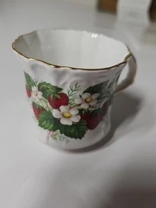 Royal albert  England Strawberry Ripe Bone China Teacup Gold Trim Vintage Floral - Picture 1 of 6