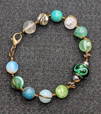 Boho Green Stone 10mm Mix Beaded Wire Wrapped Bracelet w/ Clasp (16cm) S Wrist - Image 1 of 4