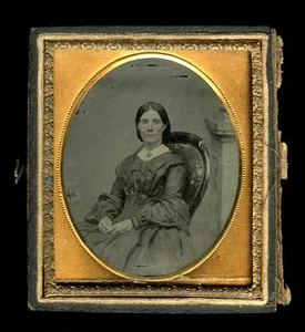 1850s Ambrotype Distinguished Woman Round Back Chair, Pink Cheeks New York State - Bild 1 von 2