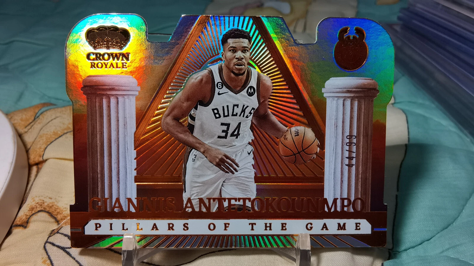 Giannis Antetokounmpo 2022-23 Panini Crown Royale Pillars Of The Game HOLO /99
