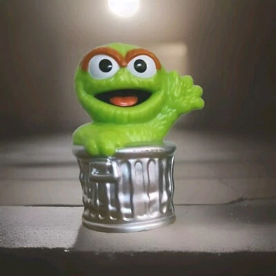 SESAME STREET WORKSHOP 2013 2,5" Cake Toppers Oscar the Grouch PBS Juguete Foto 1 de 3