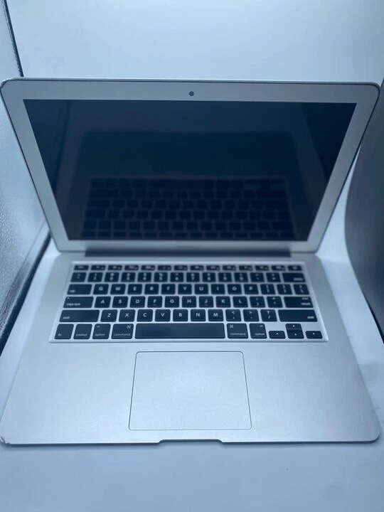 Apple MacBook Air MJVE2LL/A 13" 1.6GHz Core i5 - 8GB RAM - 128GB SSD - Ver Desc Foto 1 de 4