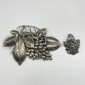 Vintage Napier Book Piece Massive Repousse Silver Tone "Danish Grapes" Brooch - Bild 1 von 8
