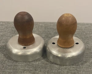 2 cortadores de galletas, rosquillas y galletas redondos de aluminio vintage con asas de madera - Imagen 1 de 12