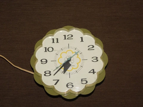 VINTAGE KITCHEN GE GENERAL ELECTRIC GREEN AVOCADO ELECTRIC WALL CLOCK Cover