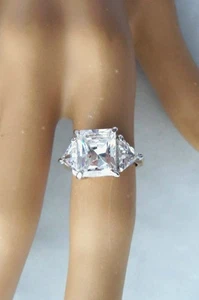 Vintage Princess Cut Cubic Zirconia Trillion Sides Gold Tone Costume Ring Size 5 - Picture 1 of 9