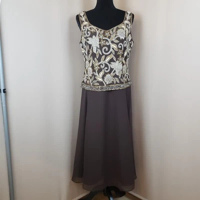 Vestido de Noche Jkara con Cuentas 10 Sin Mangas Marrón Midi Floral Invitado de Boda  Foto 1 de 4