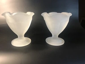 "2 tazas vintage de vidrio blanco esmerilado para helados y postres estilo tulipán de 4"" de alto" - Imagen 1 de 4