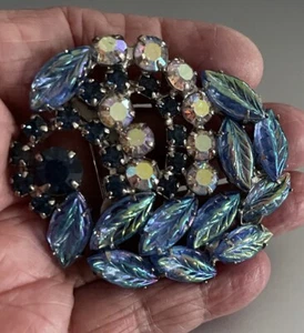 VINTAGE SILBERFARBENE BLAU IRISIERENDE KUNSTGLAS BLÄTTER & STRASS BROSCHE. - Bild 1 von 12