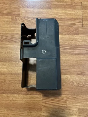 2016-2025 CHEVROLET MALIBU BATTERY TRAY UPPER BOX HOLDER BRACKET COVER OEM Foto 1 de 4