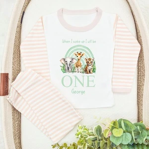 Pijama de cumpleaños personalizado verde salvia selva arco iris beige - Imagen 1 de 5