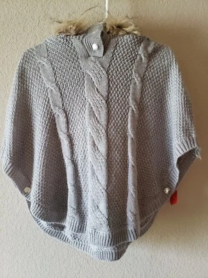 LITTLE LASS NIÑA PONCHO ENVOLVENTE CHAL SUÉTER CABLE TEJIDO IMITACIÓN PIEL CAPUCHA TALLA 24 MOS Foto 1 de 4