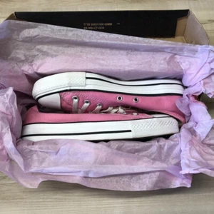 Tenis CONVERSE Rosa Parte Superior Baja Con Cordones EE. UU. Mujeres Talla 8 / EE. UU. Hombres Talla 6 con Caja - Imagen 1 de 8