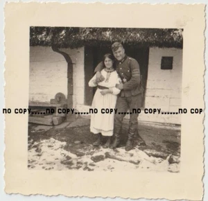 Foto antigua de Ucrania original de la Segunda Guerra Mundial niña ucraniana con soldado  - Imagen 1 de 2