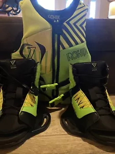 Ronix Junior Wakeboard Binding And Youth Vest Bundle - Picture 1 of 10