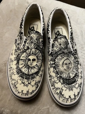 Vans Classic Slip On Cosmic Ouroboros - Off White/Black (M 6, W 7.5) Foto 1 de 4