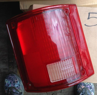 Chevy Blazer LH 1978-1991 LUZ TRASERA LADO DEL CONDUCTOR LENTE Y CARCASA GM123L000L Foto 1 de 4