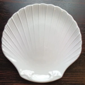 Piatto piatto a forma di conchiglia Apilco bianco classico made in France 9 5/8 pollici. - Foto 1 di 4