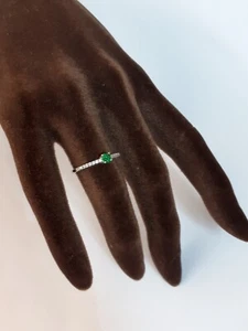 anello donna solitario oro bianco 18 kt 750% misura 12 zirconi bianchi e verde - Foto 1 di 7