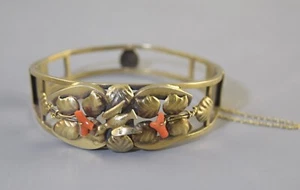 c1880 BRACCIALE VITTORIANO PLACCATO ORO CON CERNIERA con FERRI DI CAVALLO UCCELLINO E CORALLO - Foto 1 di 7