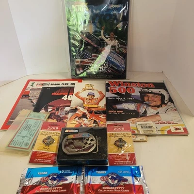 Lote de recuerdos de Nascar, programa Daytona 500 Earnhardt, hebilla de cinturón, pasadores, otros Foto 1 de 4