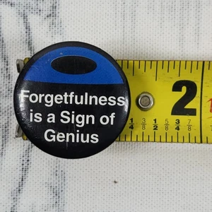 "El olvido es un signo de genio" 2002 - Efímero - Botón Pinback vintage - Imagen 1 de 4