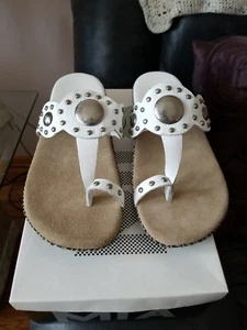 Mia Addison Damen-Flip-Flop-Zehe weiß gewalkt silber Nieten Schuhgröße 8M neu im Karton - Bild 1 von 5