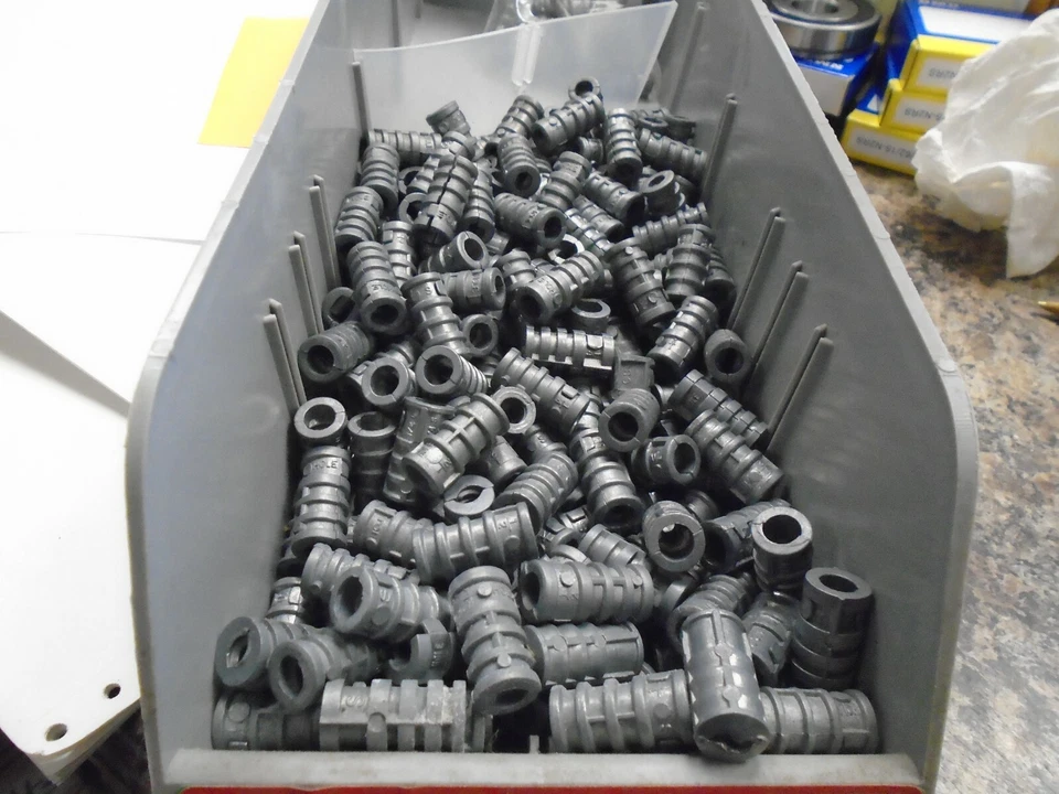 50 ZINC PLATED 1/4" SHORT LAG EXPANSION SHIELDS ANCHORES A136 - Image 1 of 1