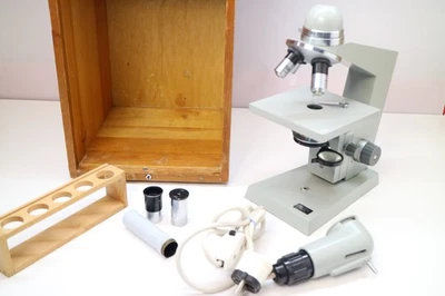 Carl Zeiss Jena Mikroskop DDR – mit Holzkiste – vollständig – ungetestet – Bastl - Bild 1 von 4