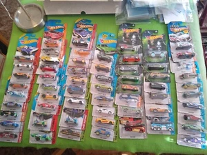 61 verpackte Hot Wheels Druckguss Fahrzeuge. Alles neu im Paket. - Bild 1 von 13