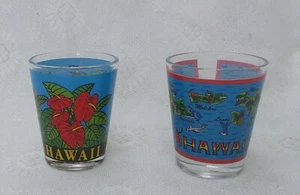 2er Set mehrfarbige Hawaii Schnapsgläser 2 3/8" hoch mit umliegenden Designs - Bild 1 von 6