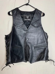 Jägermeister schwarze Lederweste Gr. L geprägtes grafisches Logo seitliche Schnürsenkel - Bild 1 von 11