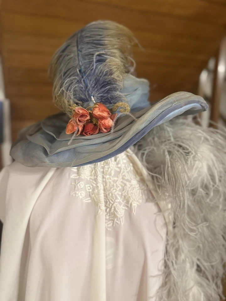 Antiguo sombrero de ala ancha de la era Titanic azul flores de seda con tren maribú de plumas Foto 1 de 4