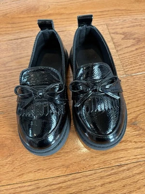 儿童黑色漆皮人造皮革乐福鞋 – Little Kid 9.5–10 — 第 1/4 张图片