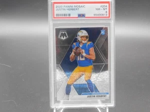 2020 Panini Mosaic Justin Herbert #21 PSA 8 RC Chargers - Bild 1 von 2