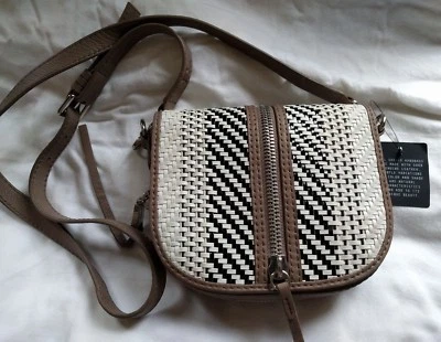 She+Lo 黑色编织皮革 Make Your Mark 拉链斜挎包灰褐色灰色全新带标签 198 美元 — 第 1/4 张图片