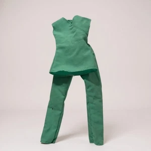 Conjunto de muñeca Barbie verde enfermera blusa y pantalones - Imagen 1 de 6